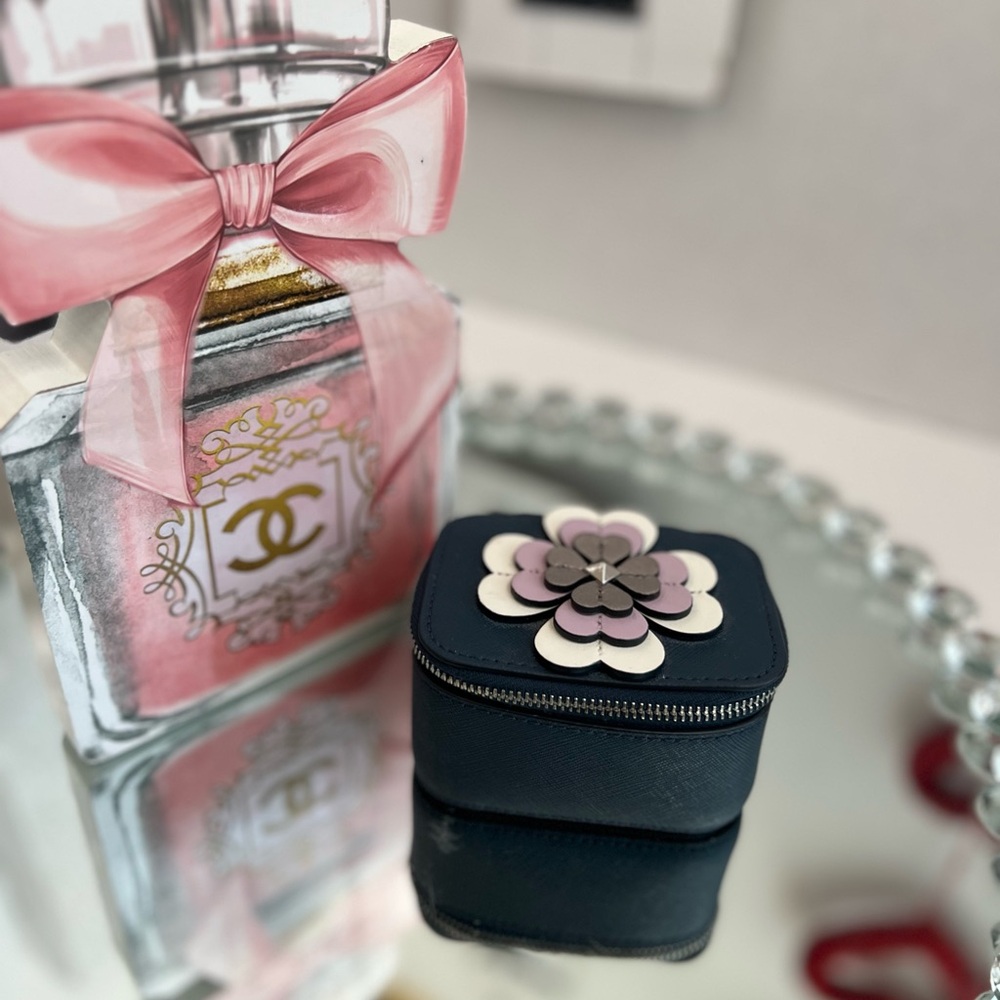 Kate Spade NWOT Navy Blue with Floral Accent jewelry box - Picture 6 of 8